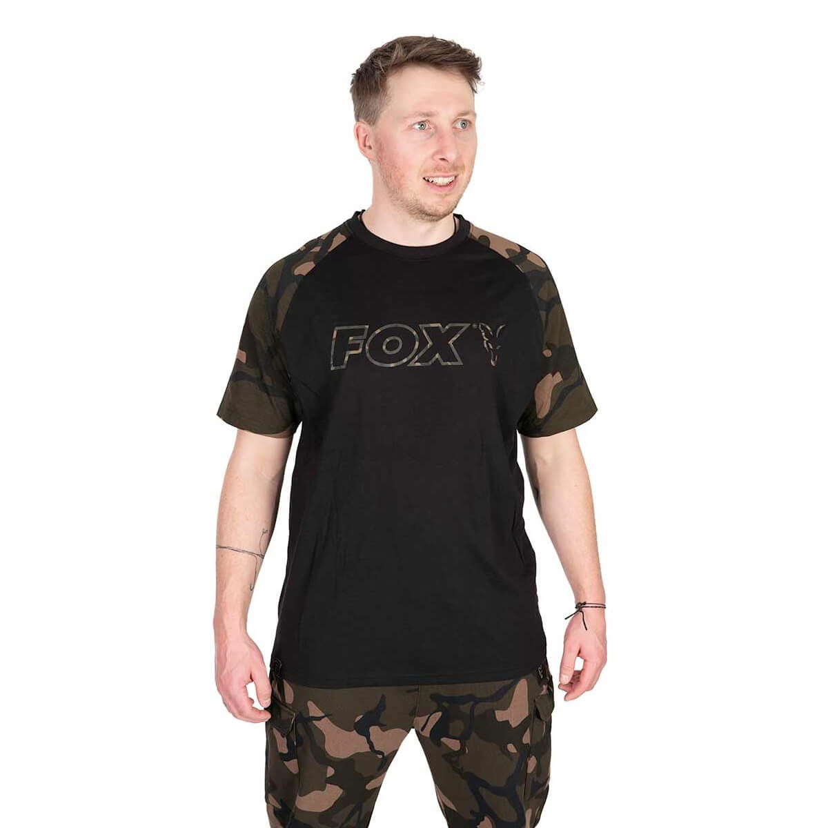 Camiseta Fox Outline T Negro/Camo - Tienda Carpfishing