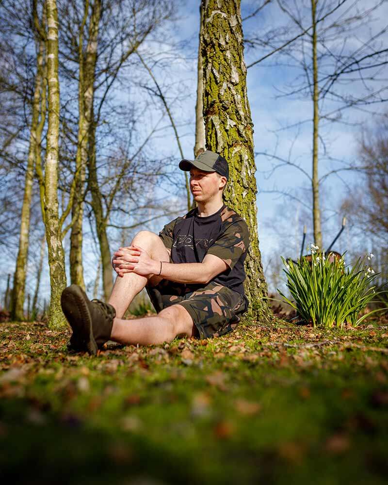 Camiseta Fox Outline T Negro/Camo - Tienda Carpfishing