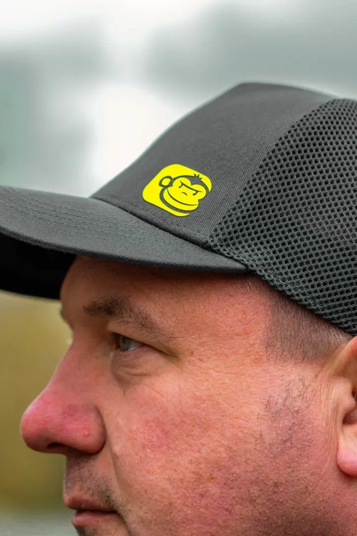 Gorra Ridge Monkey Apearel SportFlex Trucker Gris - Tienda Carpfishing