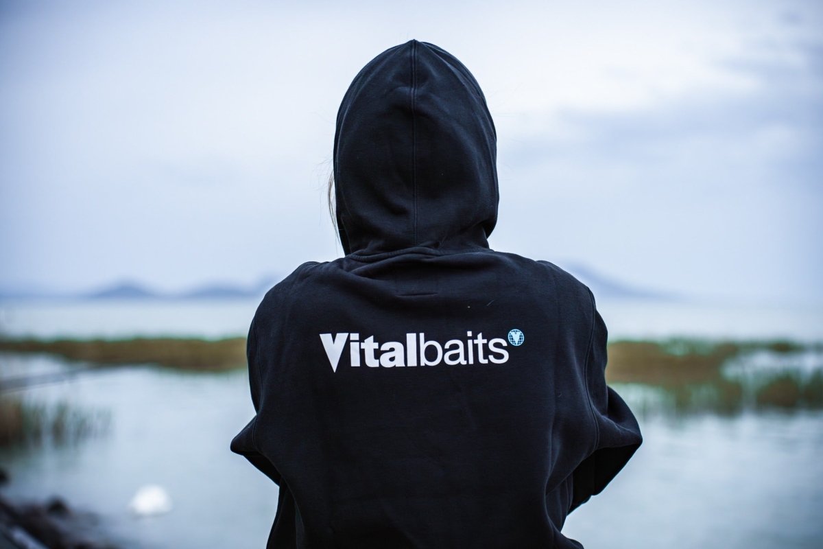 Sudadera Vitalbaits Azul con capucha - Tienda Carpfishing