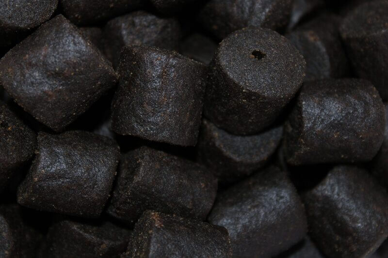 Pellets Taladrados Pro Elite Baits Black Halibut 15 mm - Tienda Carpfishing