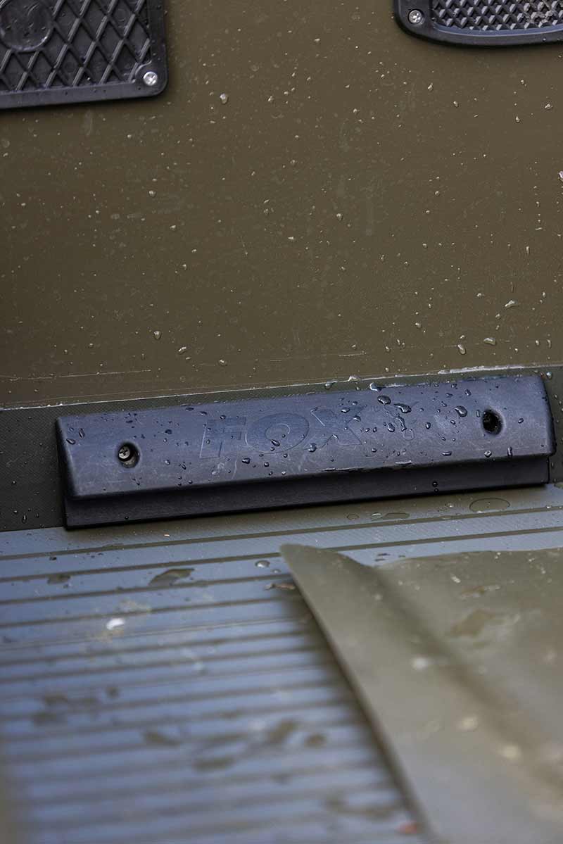 Detalle del suelo de aire de la Barca Fox 320x, mostrando su diseño resistente y funcional para carpfishing.