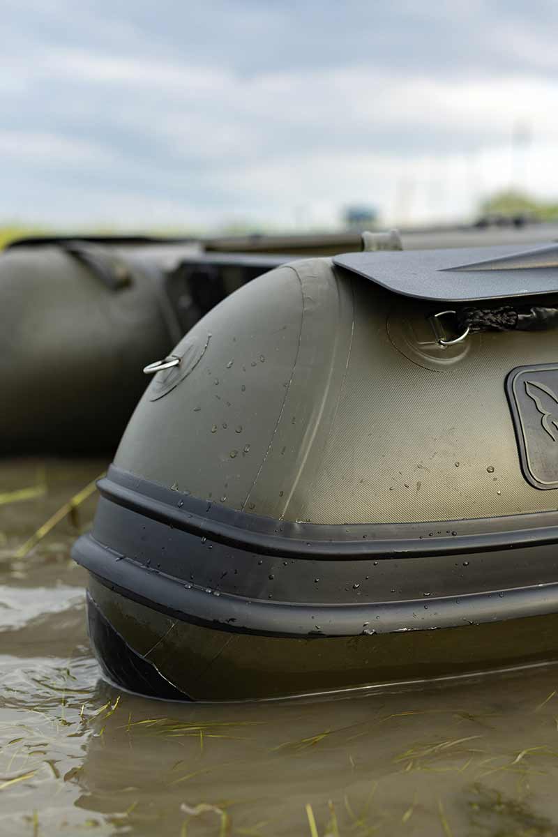 Barca inflable Fox X Boat 320x en agua, ideal para carpfishing, con diseño innovador y gran estabilidad.