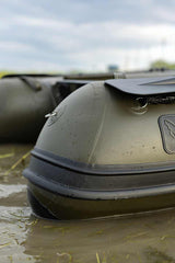 Barca inflable Fox X Boat 320x en agua, ideal para carpfishing, con diseño innovador y gran estabilidad.