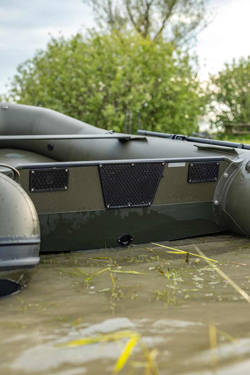 Barca inflable Barca Fox 320x Airdeck en el agua, ideal para carpfishing con diseño moderno y gran estabilidad.