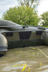 Barca inflable Barca Fox 320x Airdeck en el agua, ideal para carpfishing con diseño moderno y gran estabilidad.