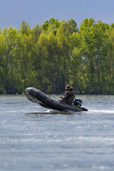 Barca inflable Barca Fox 320x en acción, ideal para carpfishing en aguas tranquilas, demostrando estabilidad y capacidad.
