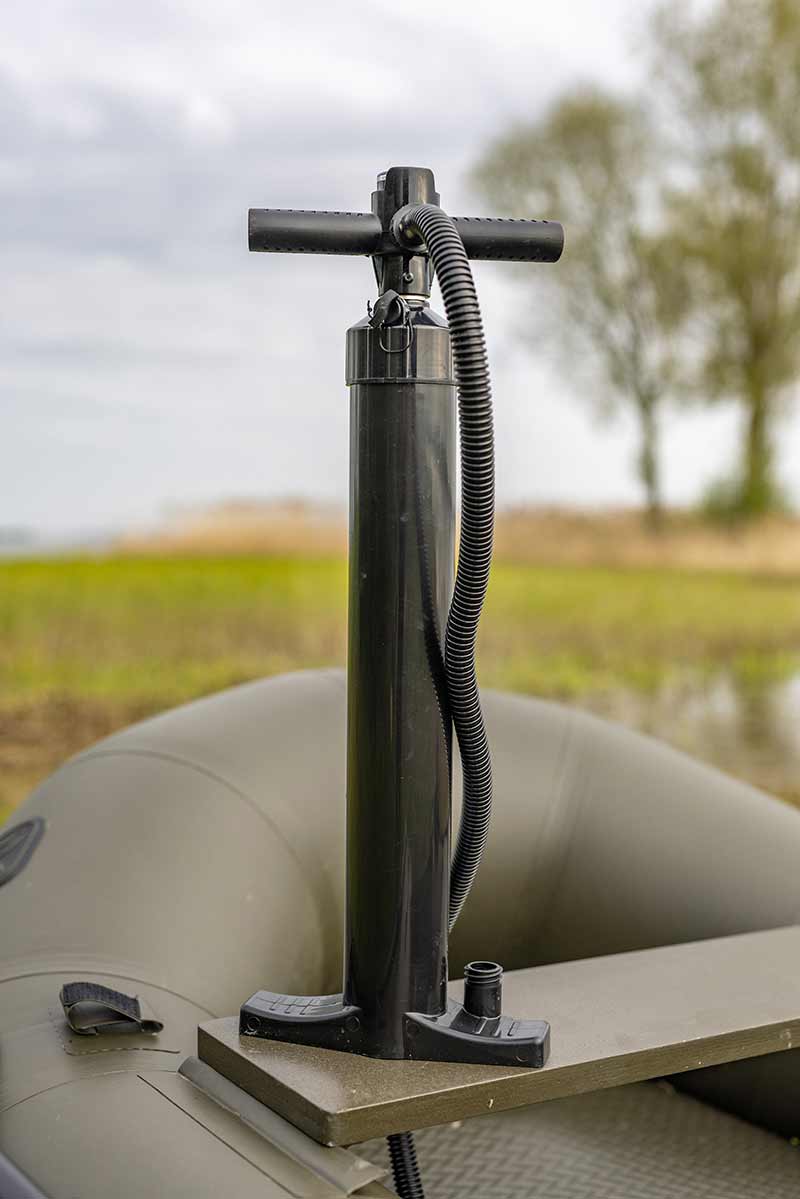 Barca Fox 320x Airdeck inflable con bomba de aire, ideal para carpfishing y estabilidad en el agua.