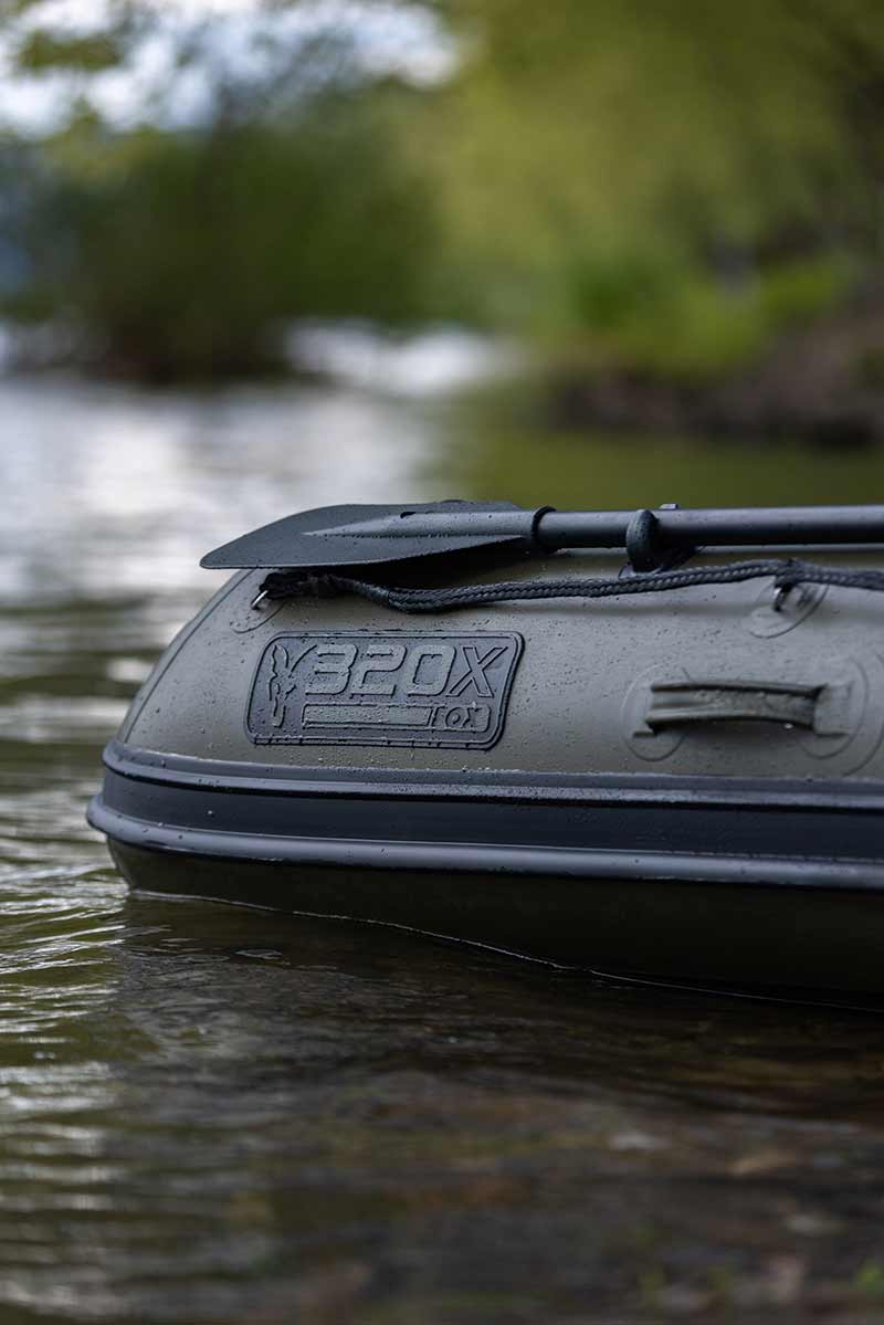 Barca inflable Fox X Boat 320x, ideal para carpfishing, en agua con fondo natural.