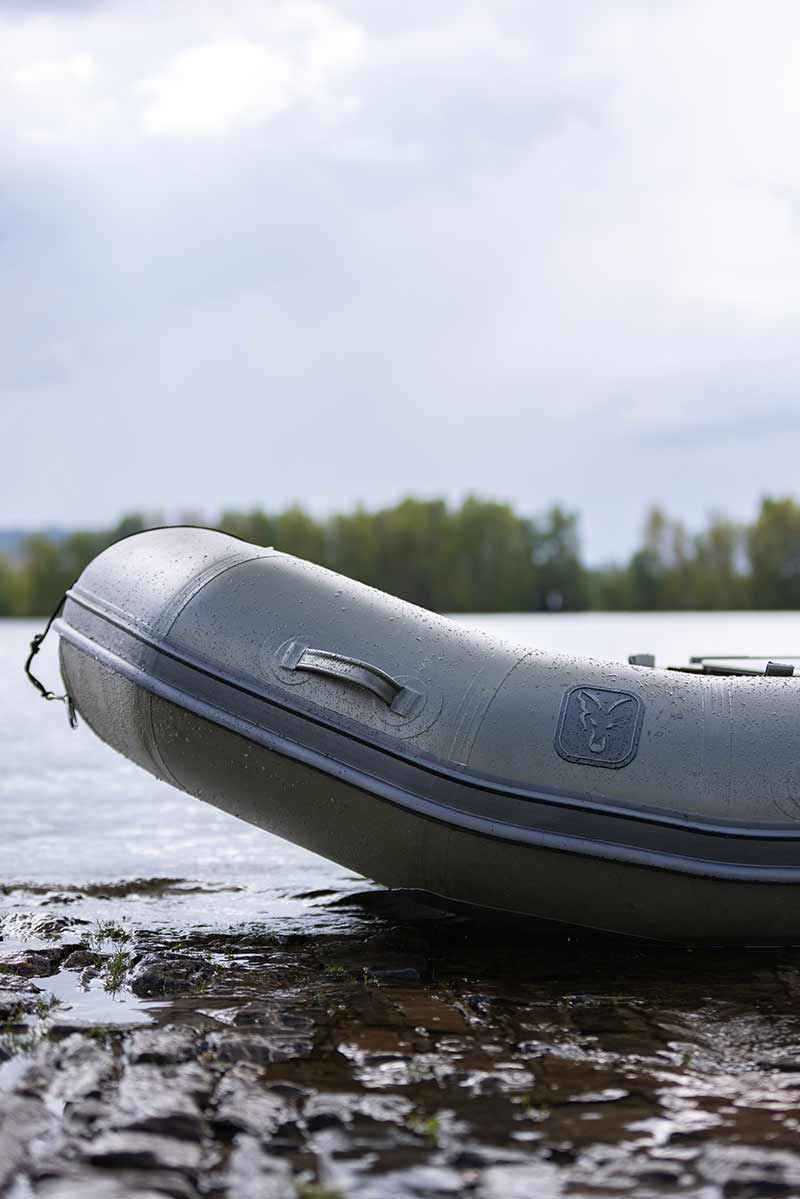 Barca inflable Fox modelo 320x con suelo de aire, ideal para carpfishing, en la orilla del agua.