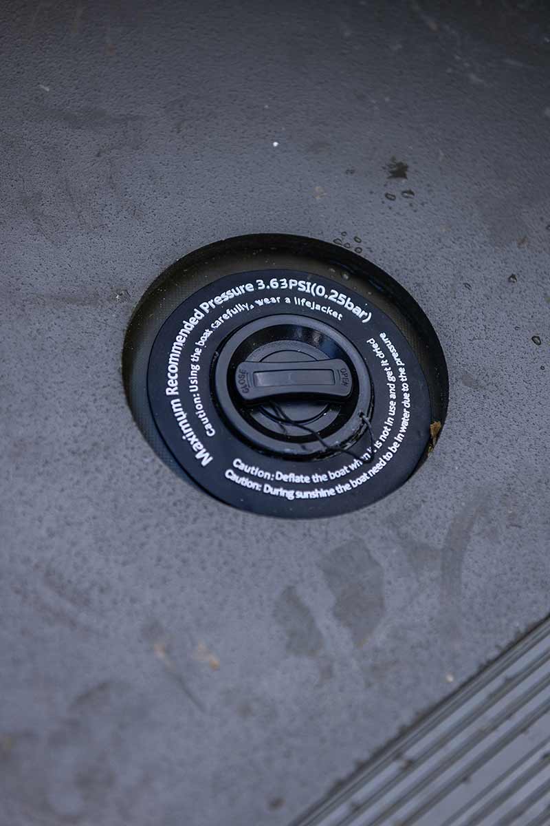 Inflatable boat pressure valve for Barca Fox 320x Airdeck, indicating recommended pressure settings.
