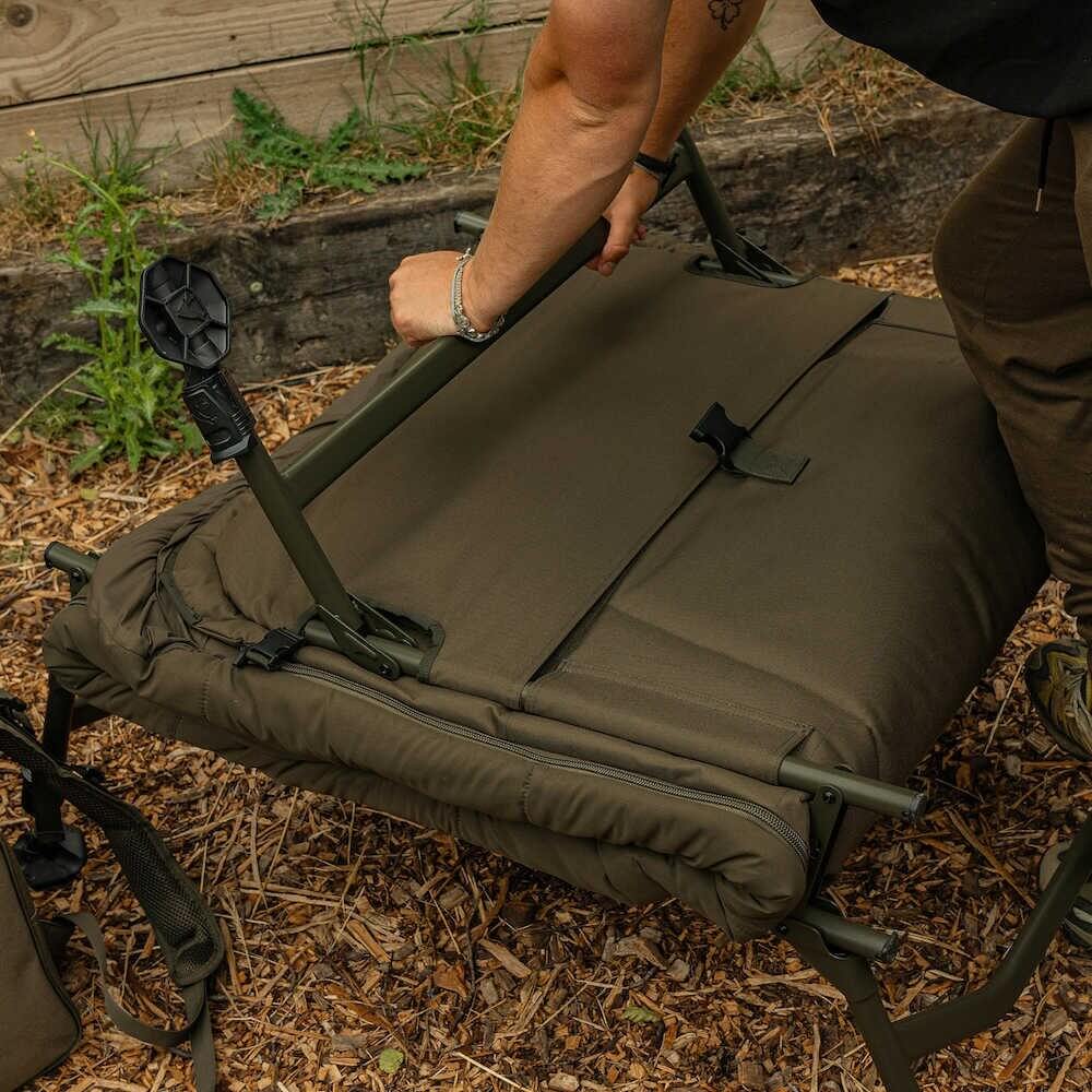 Bed Chair cu sac de dormit Avid Carp Revolve Sistem