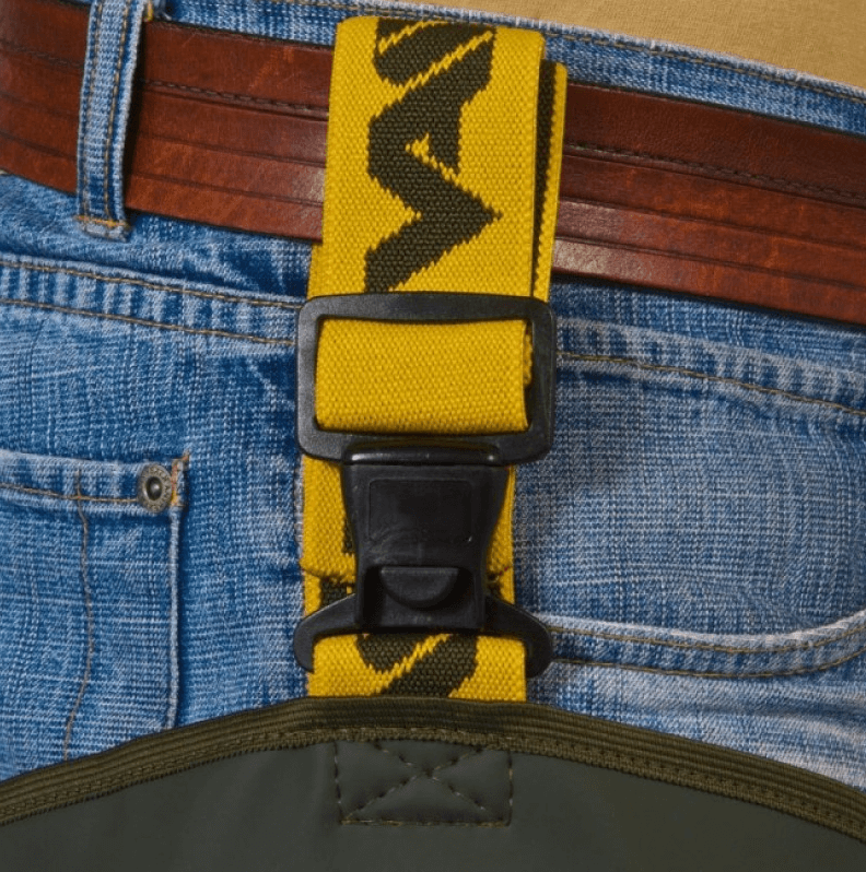 Cinturón con hebilla de clip en pantalones, detalle de correa amarilla con diseño, ideal para botas de agua Vass.