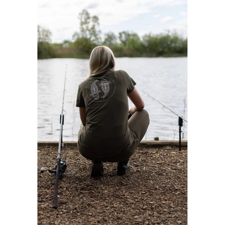 Camiseta Mujer Korda Mandala Dark Olive - Tienda Carpfishing