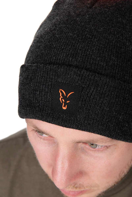 Gorro Fox Collection Negro y Naranja con bola - Tienda Carpfishing